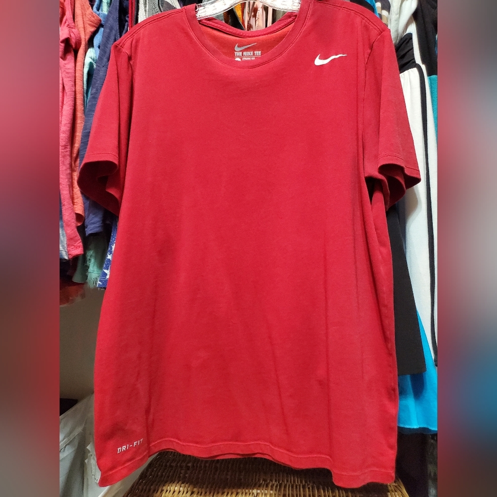 NIKE Dry-Fit Athletic Cut T-Shirt - Large - Red - Picture 6 of 6
